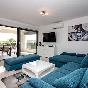 Luxury Luna Apartment Vantacici
